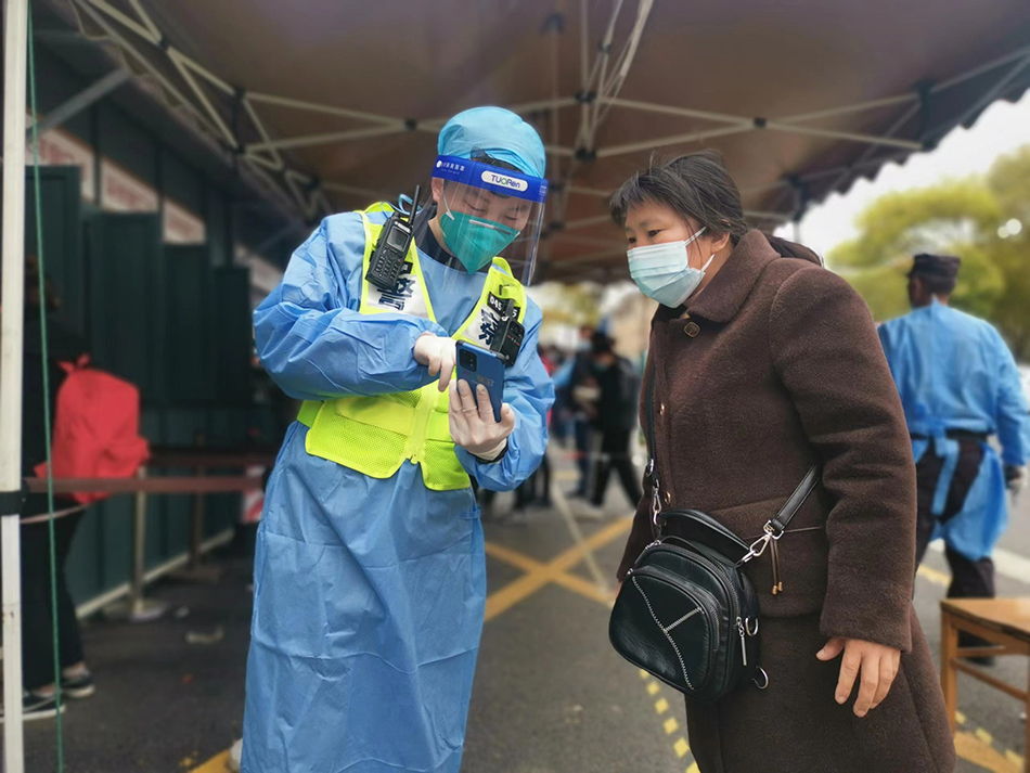 泗塘派出所社区民警胡志清最大限度调动起了闭环小区内有限的资源