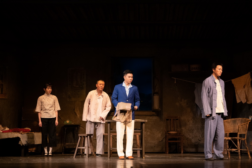 《雷雨》剧照 ,赵正添饰周冲(中),金汉饰鲁大海(右)