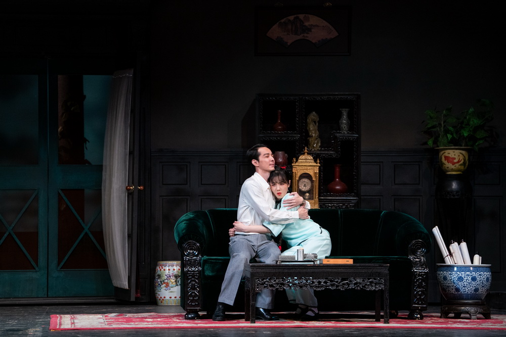 《雷雨》剧照 ,刘智扬饰周萍(左),伍宇辰柠饰四凤(右)