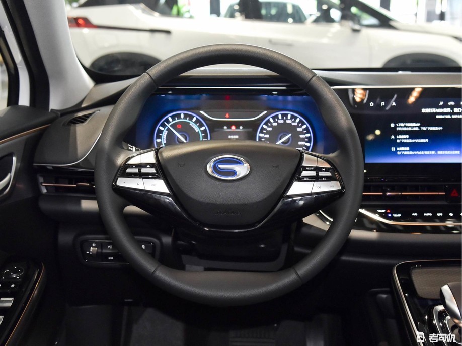 好看实用还不贵小哥带你一起看广汽埃安aions