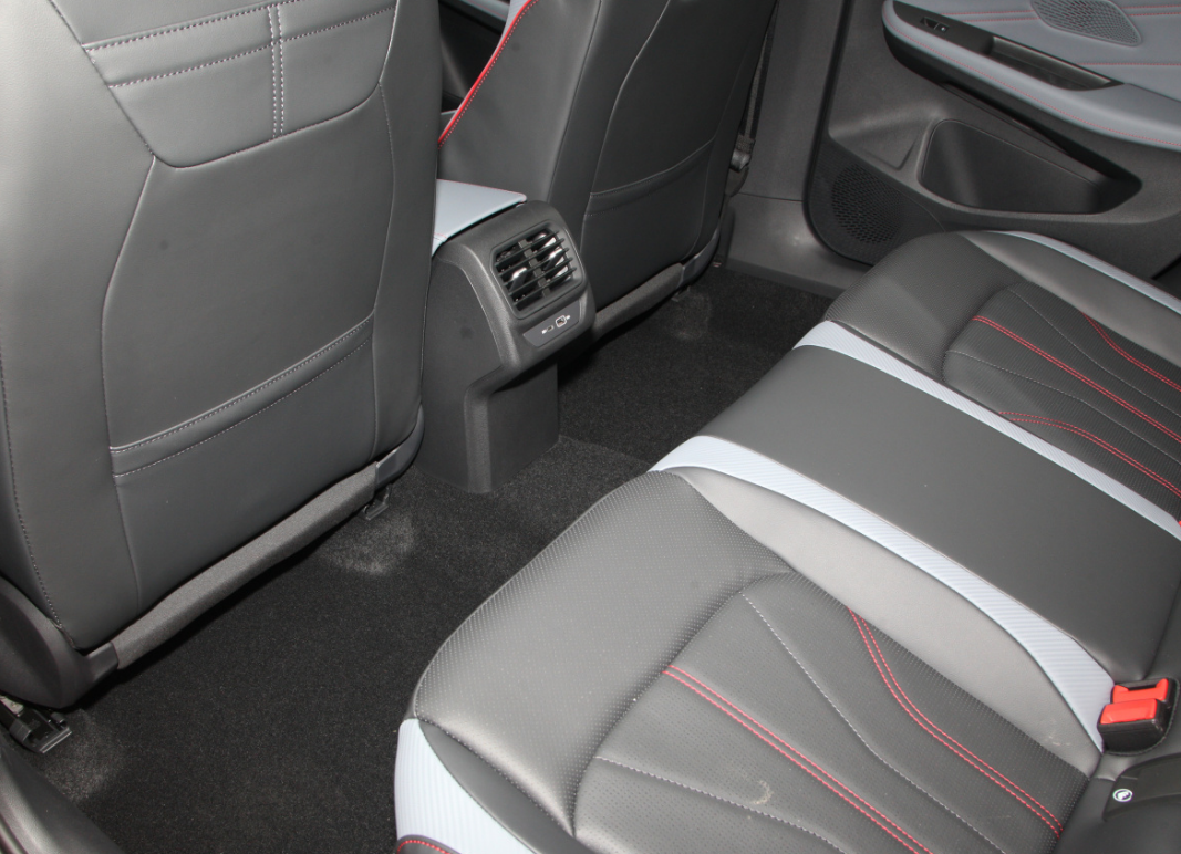 凌渡l上市了发光前脸无框车门造型空间两不误