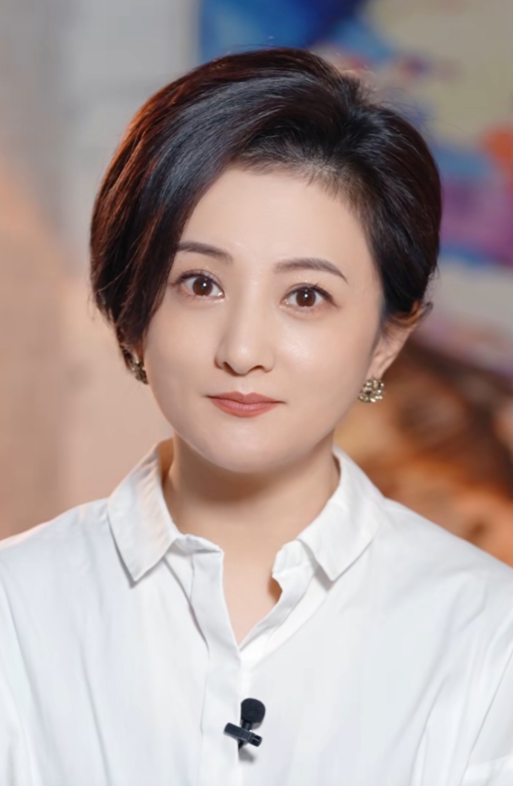 42岁金铭近照曝光五官精致端庄大方小婉君美丽依旧