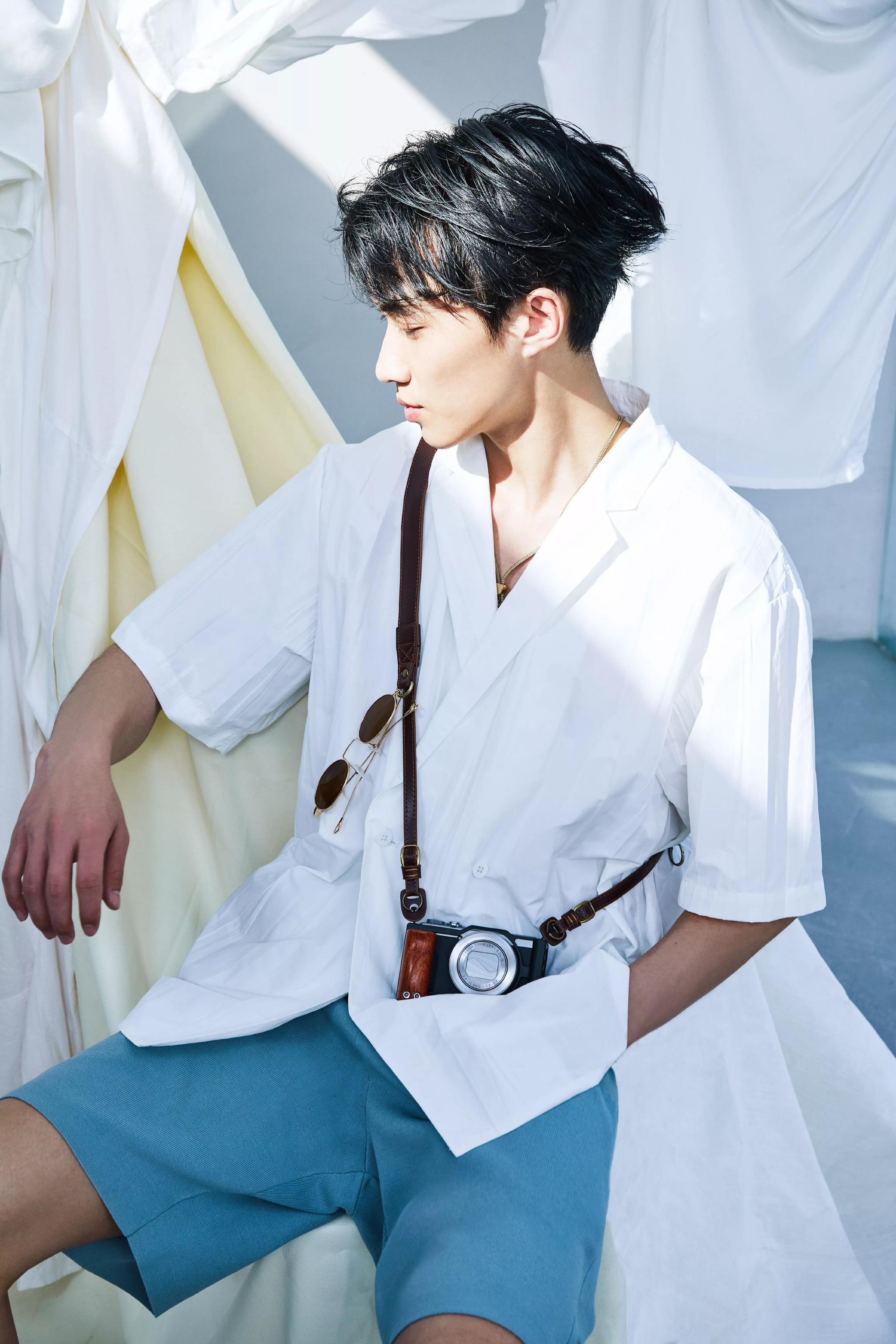 春夏季男孩,你只需要一件白衬衫,男生穿搭get