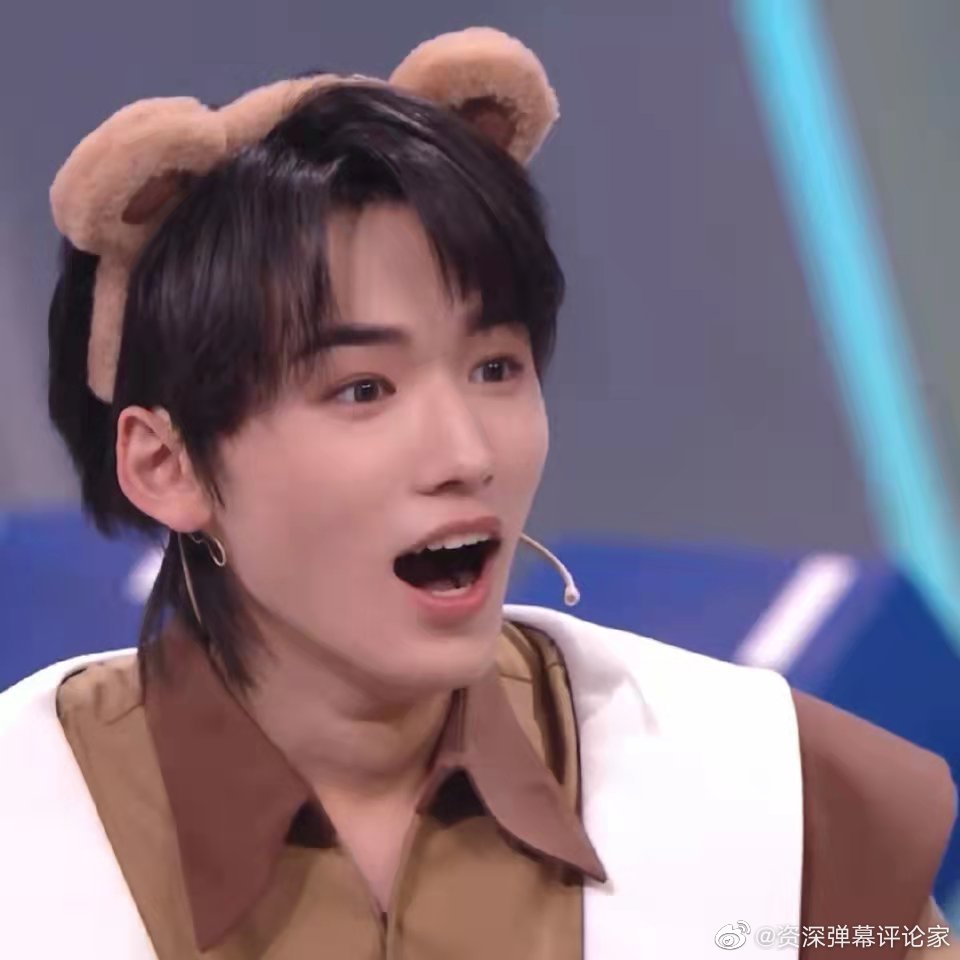 弟弟穿的也太可爱了吧,两个大耳朵戴着,抱着蜂蜜在舞台上……|耳朵|可爱|舞台_新浪新闻