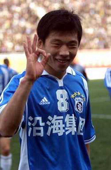 大连足球史上今天:99年和01年王鹏两次愚人节进球!结果均为1-1