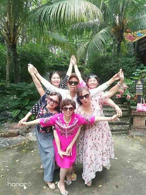 exo新团综海报是在模仿中国土味合影吗