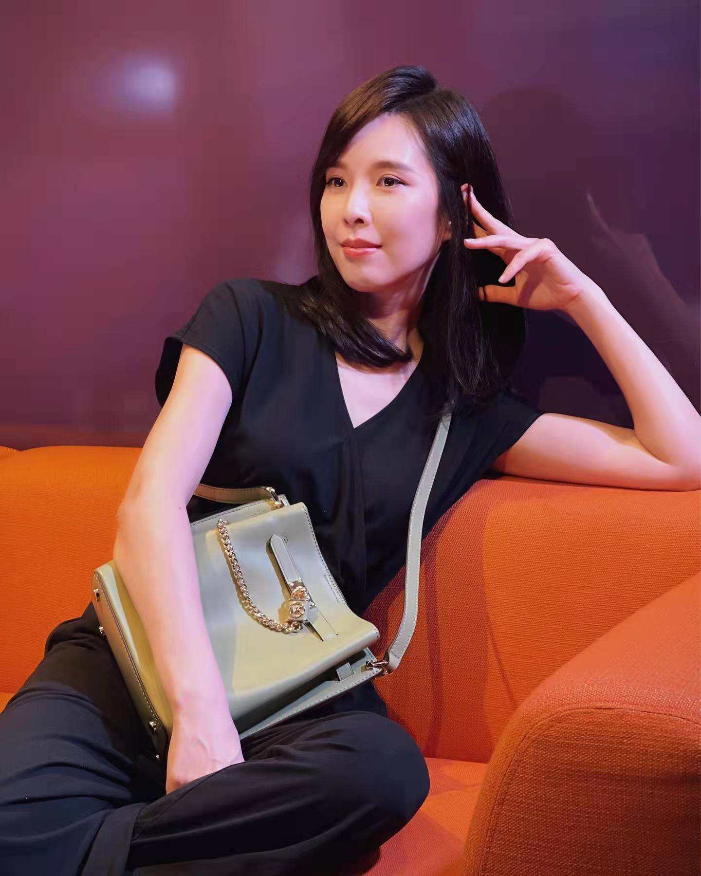 《第八号当铺》女主曝近况，穿深V裙秀事业线，小鲜肉羞到不敢看休闲区蓝鸢梦想 - Www.slyday.coM