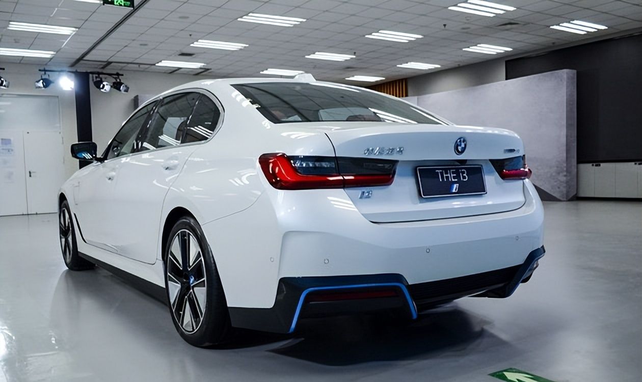 续航526公里百公里加速仅62秒国产全新宝马i33499万元起售