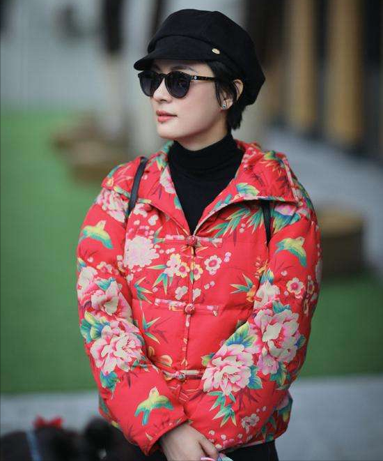 女明星穿花棉袄大比拼张馨予很美但冠军还得是巩俐