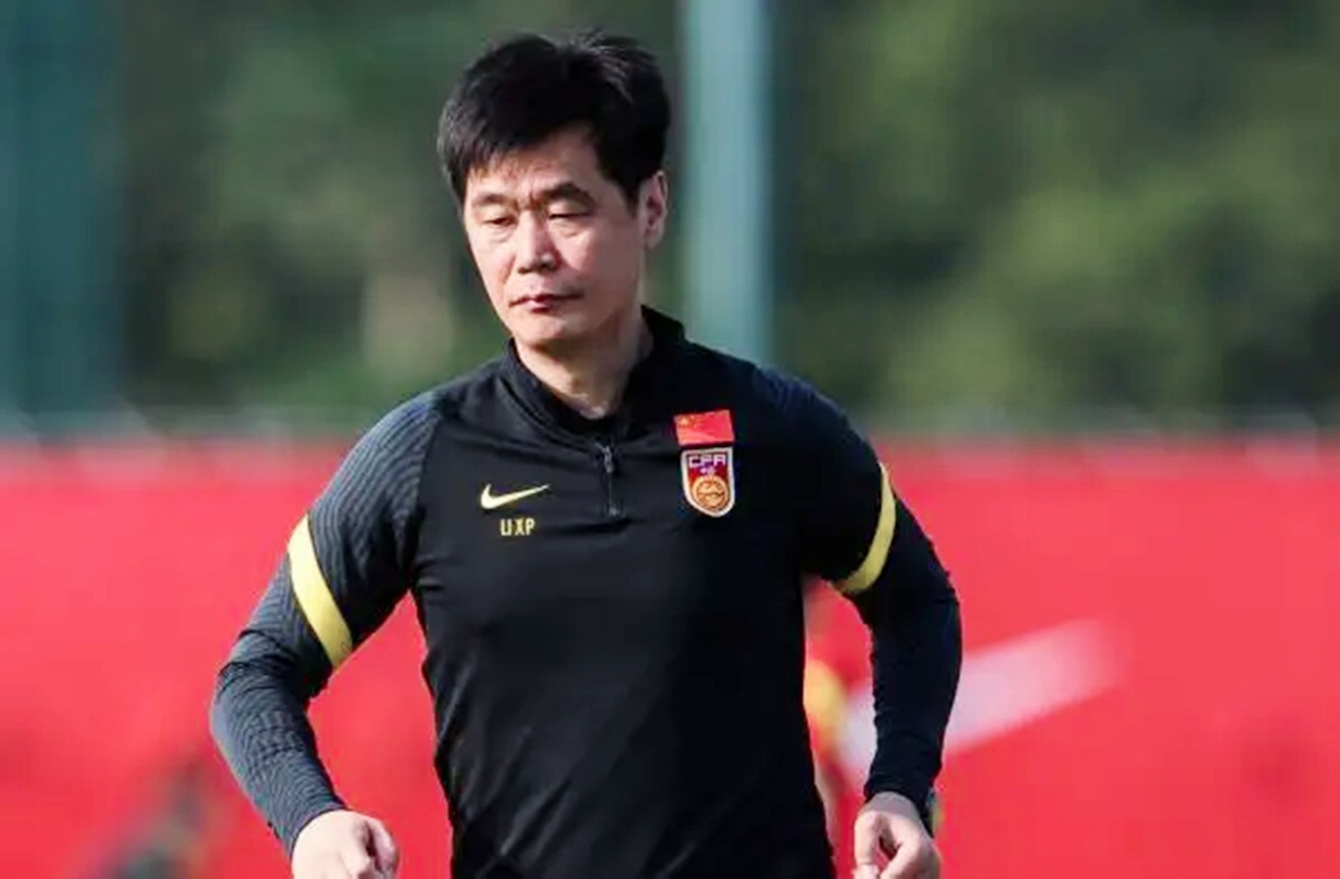 李毅炮轰李霄鹏别说国足球员能力不行要不要你教练干嘛