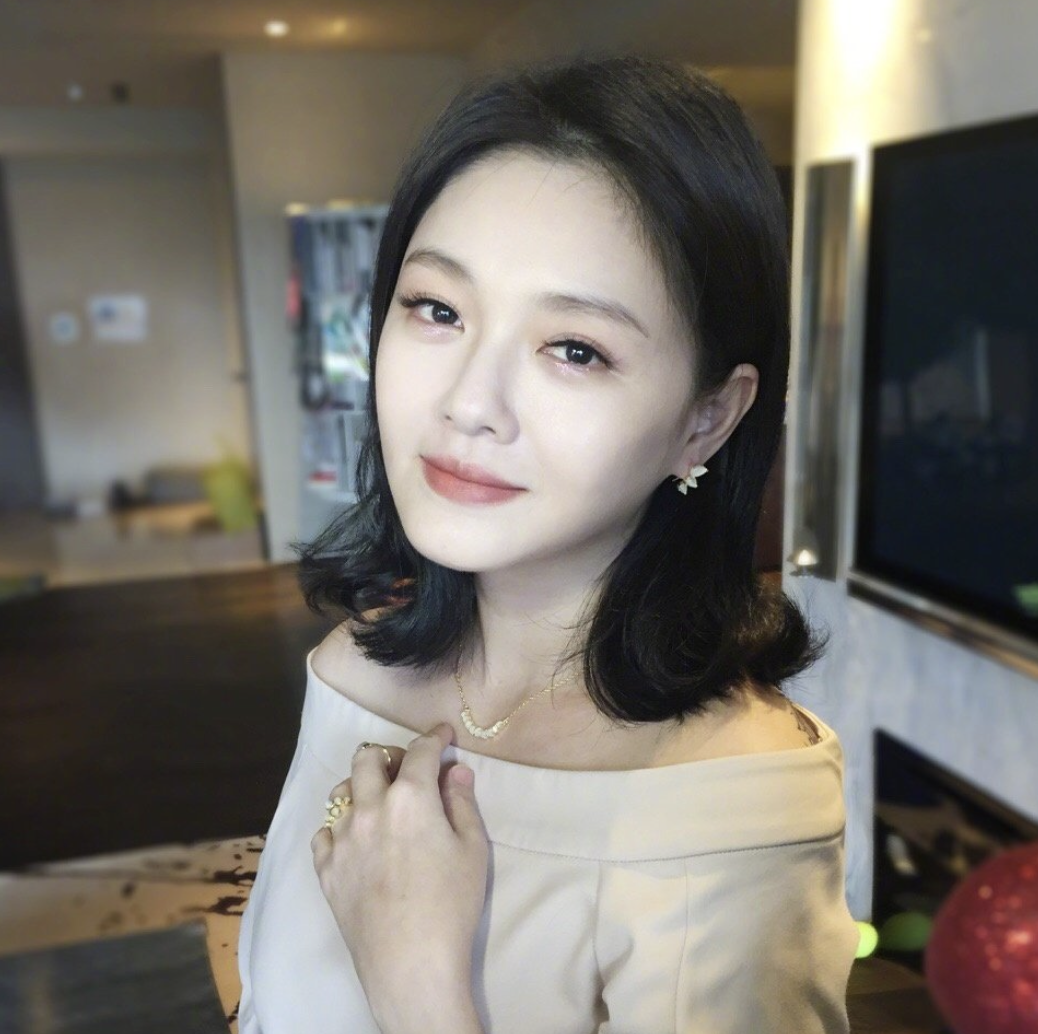 《第八号当铺》女主曝近况，穿深V裙秀事业线，小鲜肉羞到不敢看休闲区蓝鸢梦想 - Www.slyday.coM