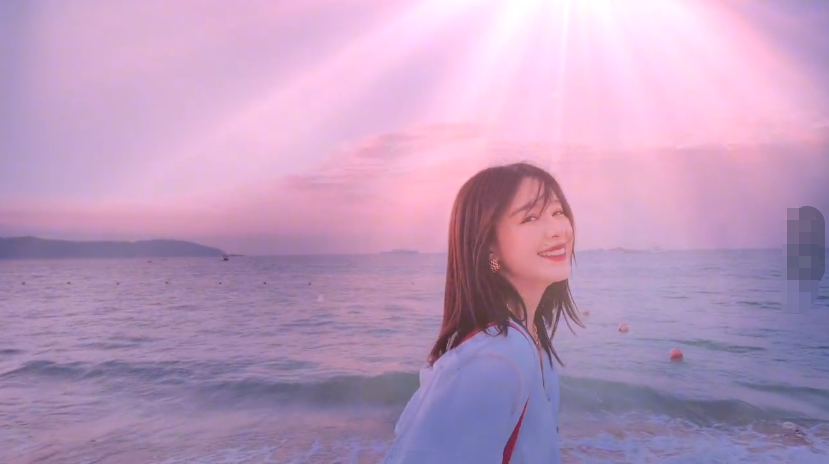 阚清子,让人看着心情都很好,觉得是个极阳光的女孩,连同背后的大海都