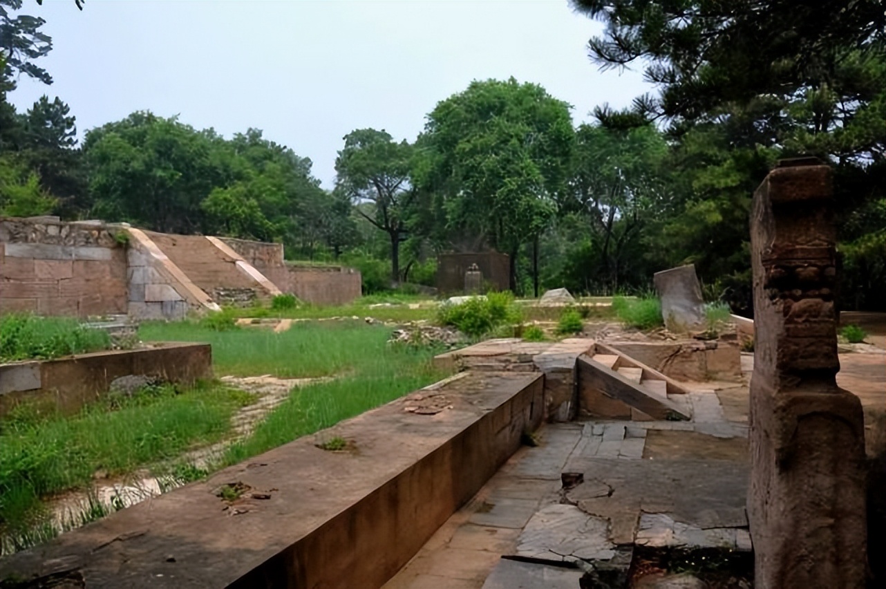 1986年7月,福州鼓楼区茶园山小学扩建,期间工人们在铺设操场取土的