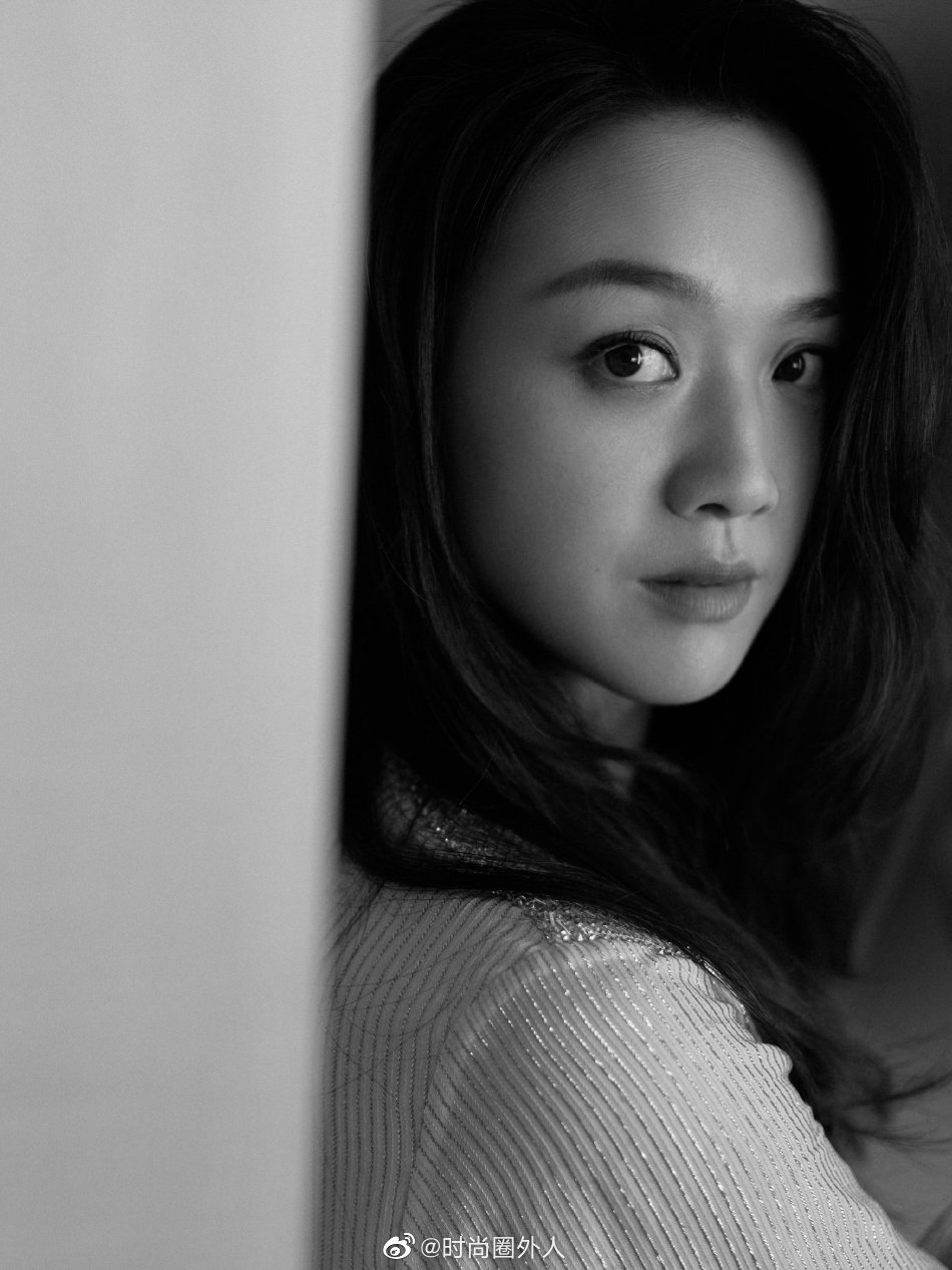汤唯氛围感美照温柔波浪长发眼神凌厉是有故事的人呀
