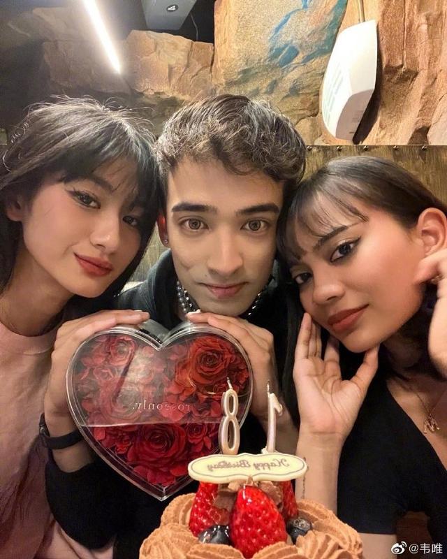 韦唯晒照为大儿子庆生28岁韦紫明颜值出众与异性好友贴脸合影