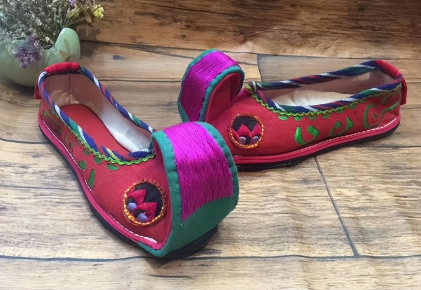 福州宋墓出土彩色鞋子它的名字叫错到底还有特殊的作用