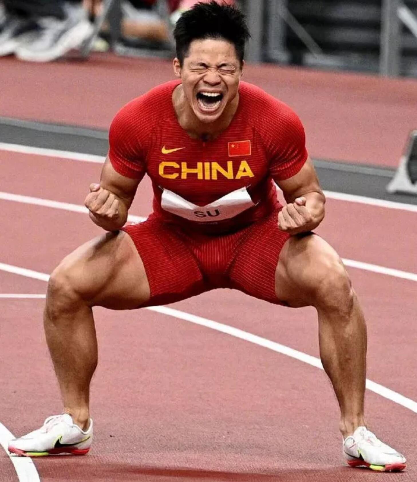 中国体坛五大非人类肌肉易建联麒麟臂军神背肌如刀刻一般