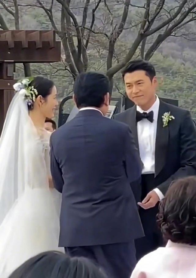 玄彬孙艺珍婚礼现场图曝光孔孝真抢到捧花今日官宣结婚