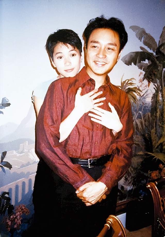 唐鹤德深夜贴照悼念张国荣甜蜜依偎思念不止特地许下美好心愿