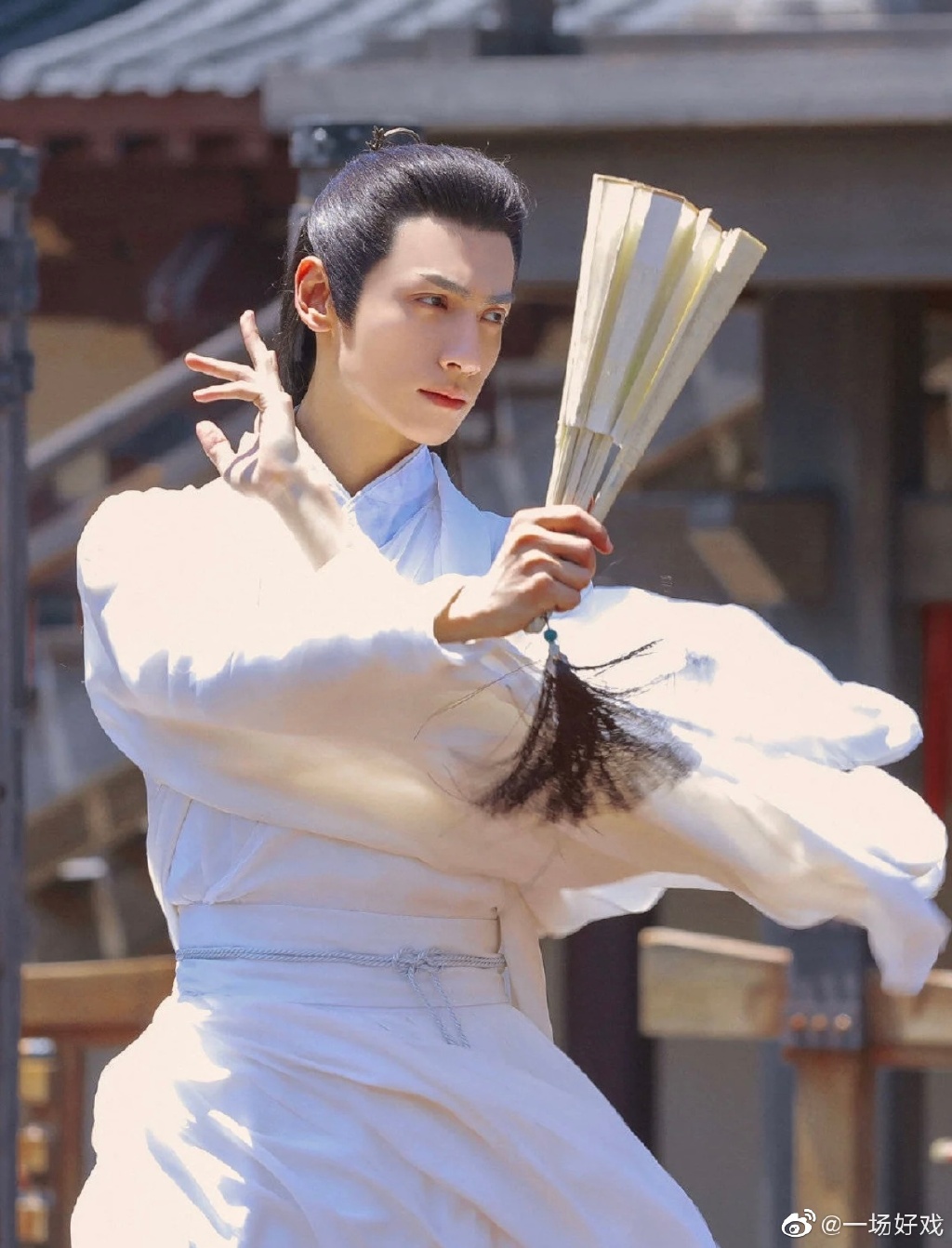 罗云熙的古装是仙男下凡现代装是撕漫男永远都会让人眼前一亮