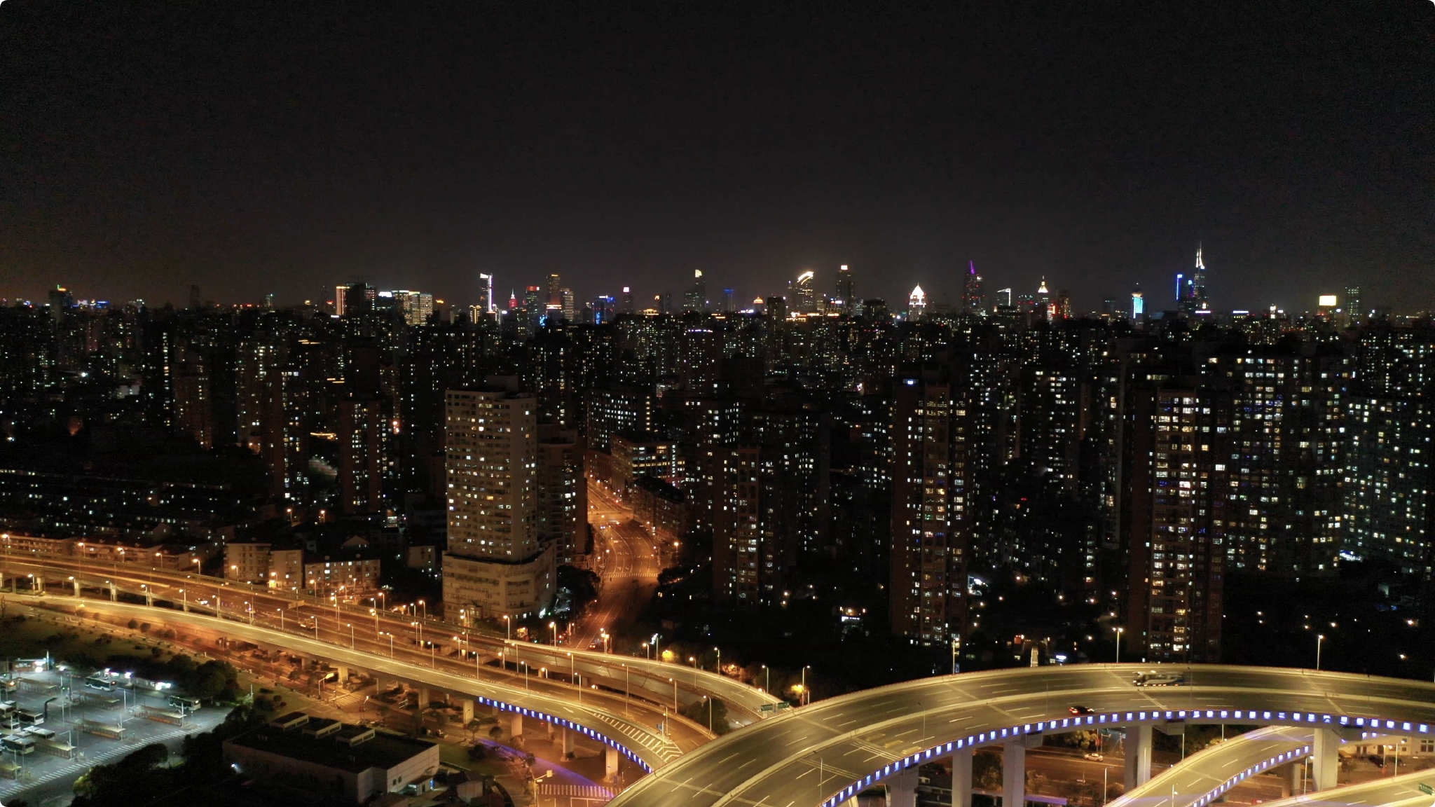 2022年3月29日,夜光下的万家灯火.澎湃新闻记者 邓朝键 图