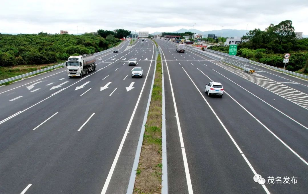 茂湛高速(观珠-茂名互通段)双向八车道路面通行舒适顺畅.