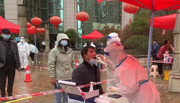 六盘水一小区临时封闭管理，小区居民：生活跟平常区别不大休闲区蓝鸢梦想 - Www.slyday.coM