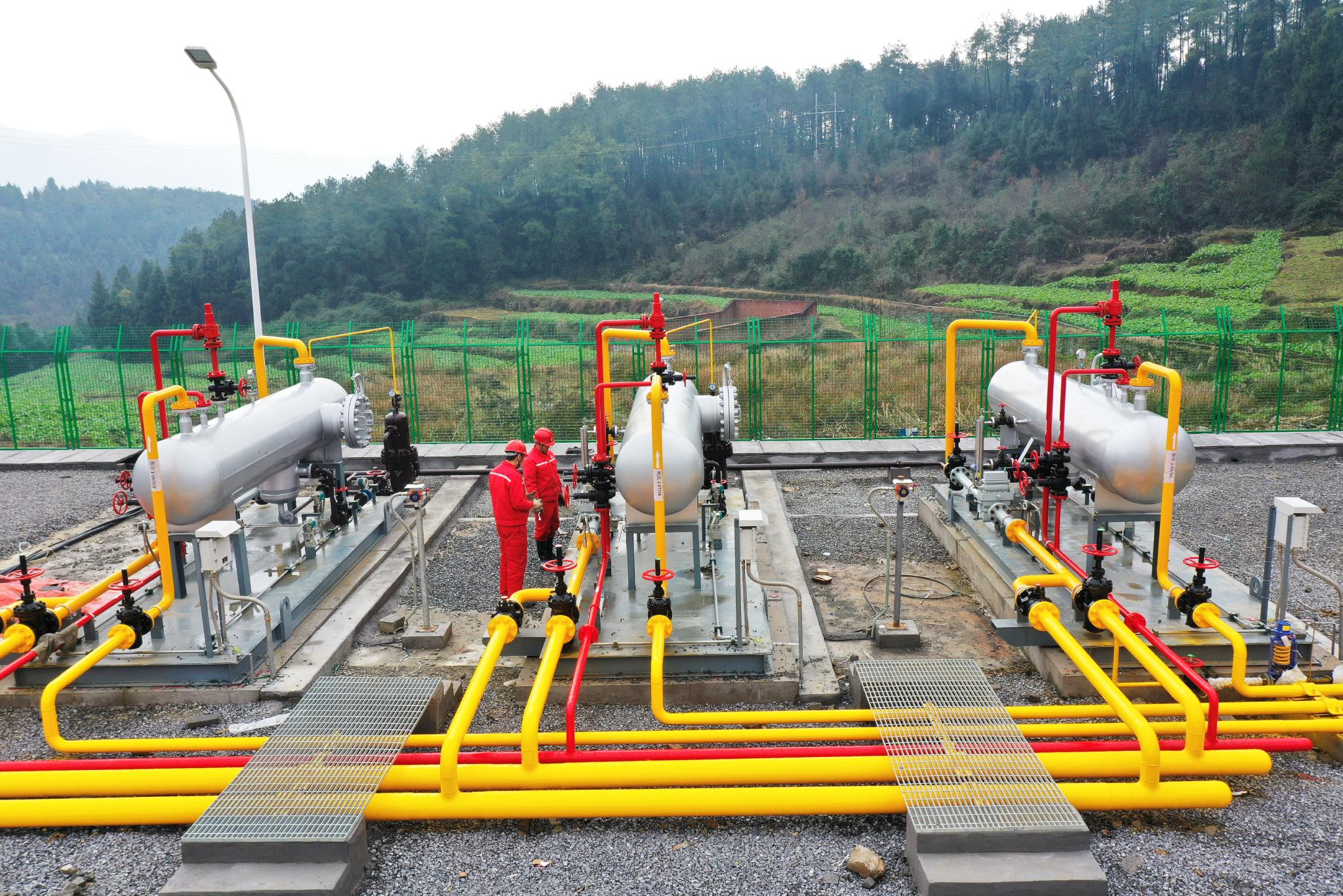 涪陵页岩气田员工精心维护采气生产设备.受访者供图