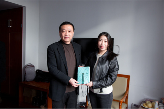 书评丨简媛新作《棘花》：职场女性奋斗和情爱的一面镜子