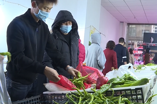 六盘水一小区临时封闭管理，小区居民：生活跟平常区别不大休闲区蓝鸢梦想 - Www.slyday.coM