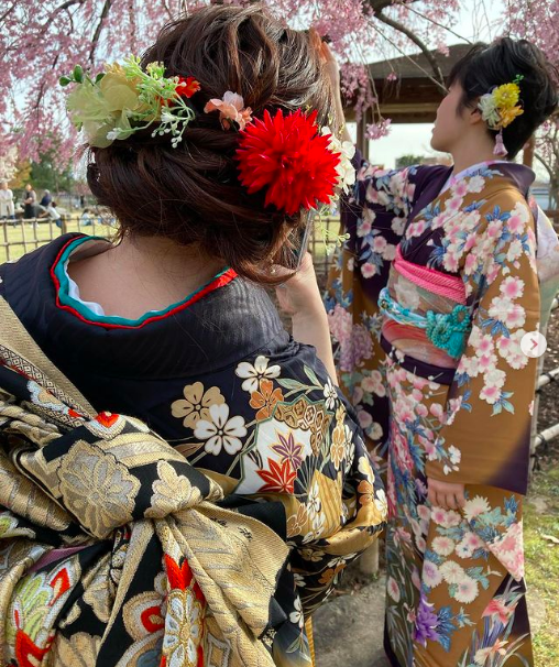 永田果央的姐姐在成人式当天穿着振袖赏花。  受访者 供图