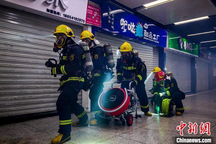 深夜集结灭火实战南京消防开展地铁救援演练