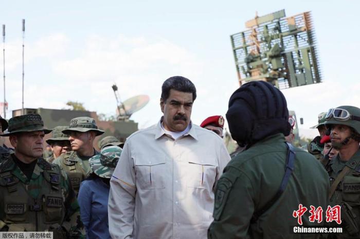 资料图：委内瑞拉总统马杜罗在军演现场。