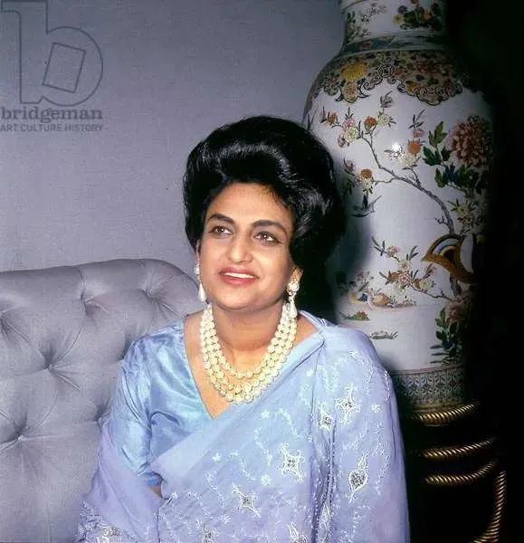 西塔·德维有一段时间生活变得窘迫,但靠着卖掉自己几十件珍贵的珠宝