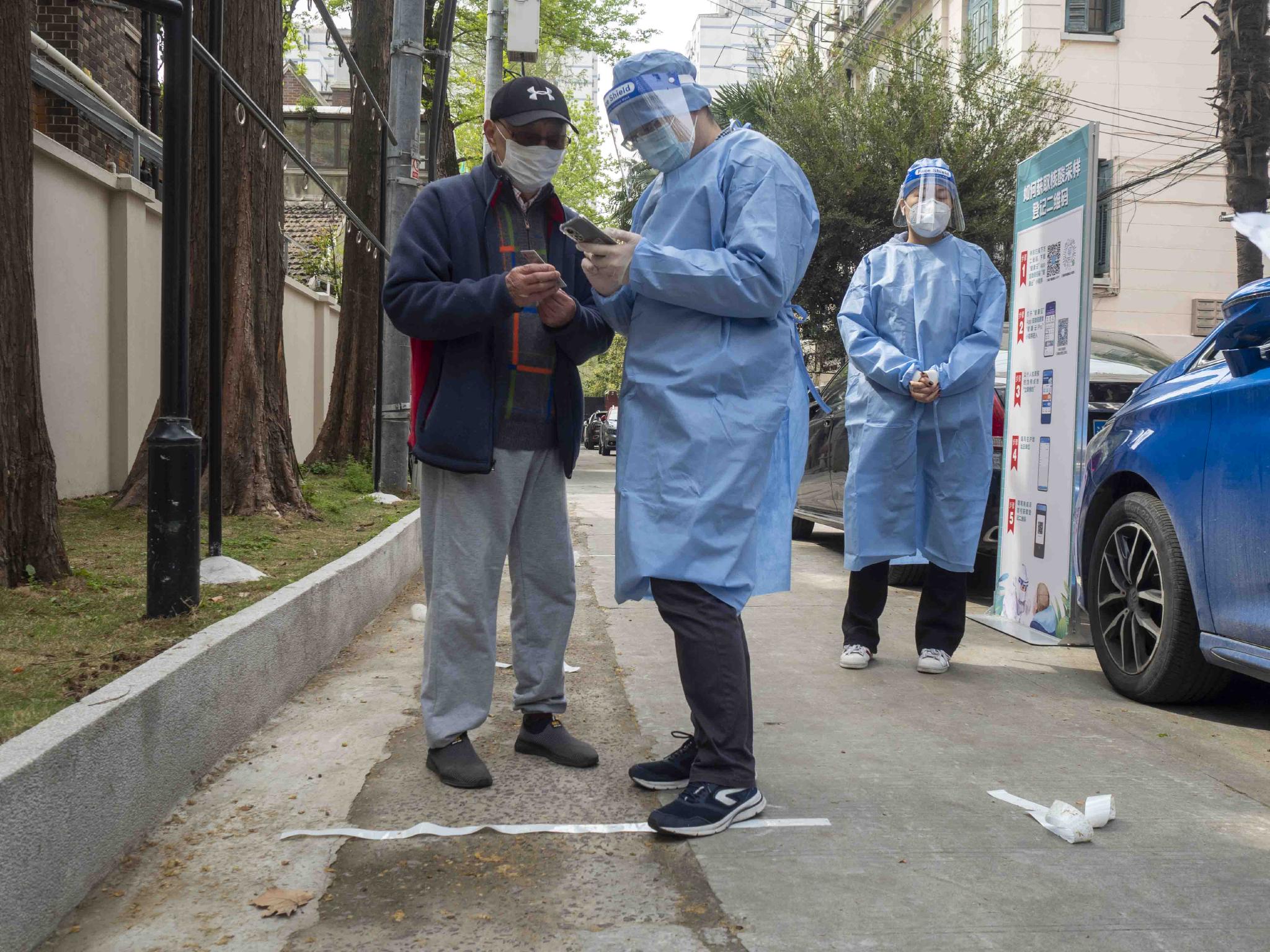 2022年4月1日,上海长宁某小区在做核酸检测.澎湃视觉记者 许海峰 图