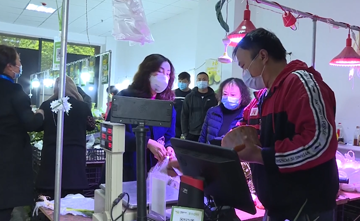 六盘水一小区临时封闭管理，小区居民：生活跟平常区别不大休闲区蓝鸢梦想 - Www.slyday.coM