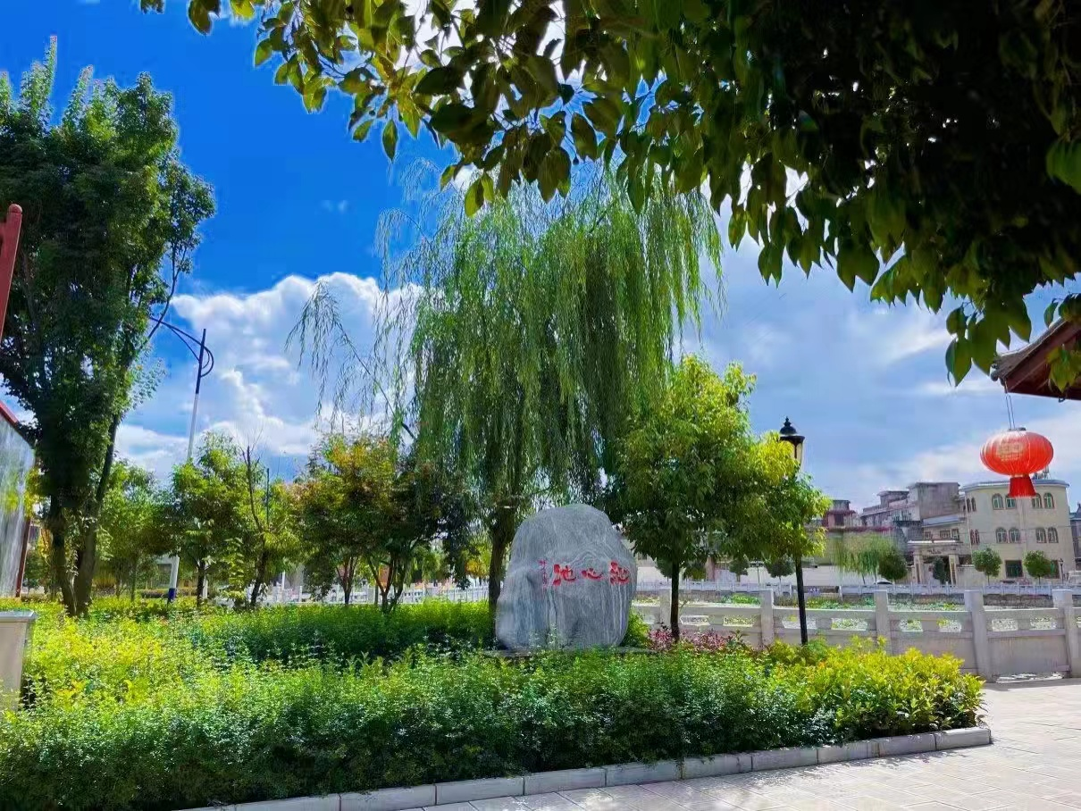 云南嵩明全国文明村小街镇哈前四色绘就美丽乡村