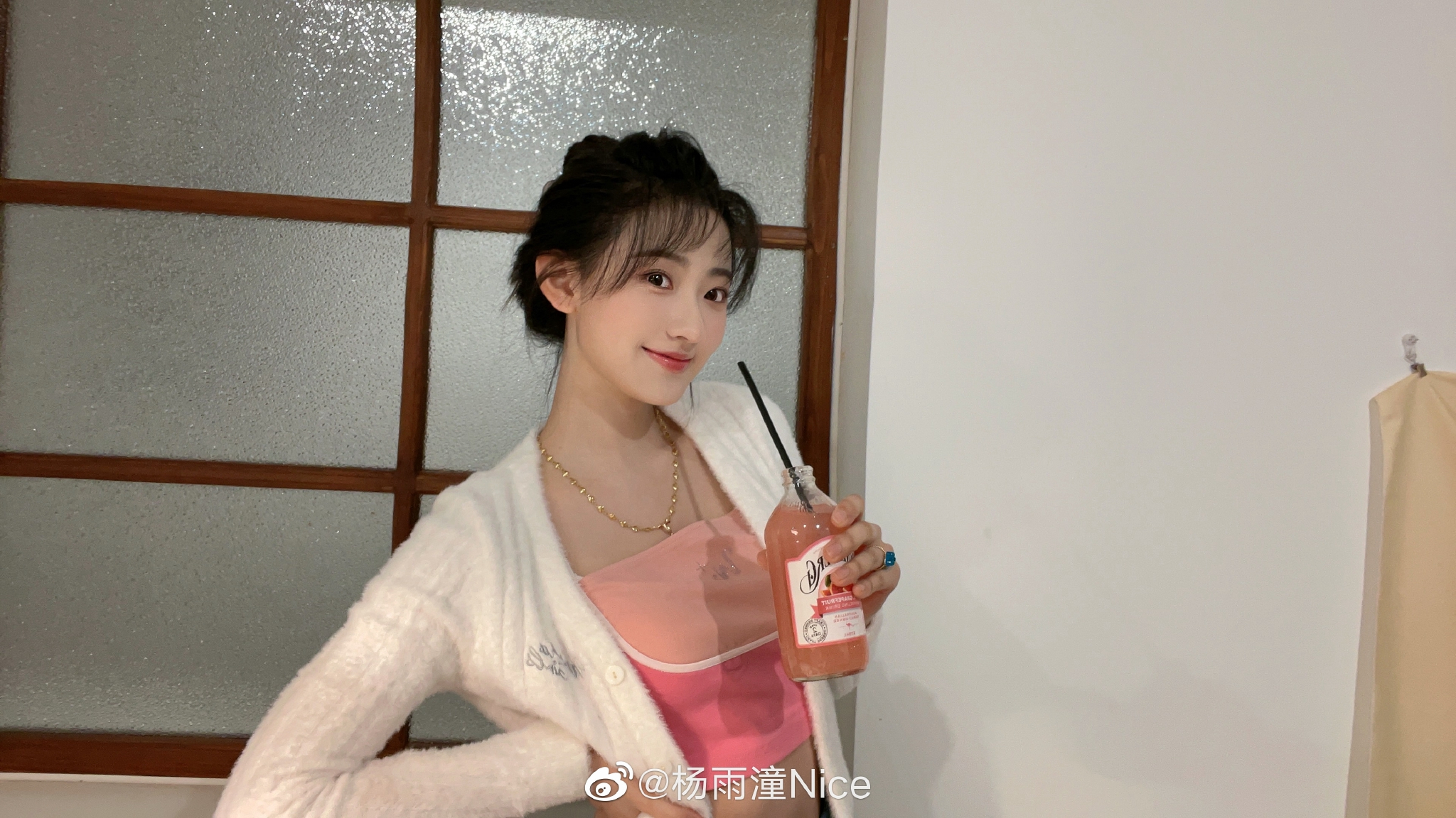 99年杨雨潼秀美腿泳池边拍照又纯又欲直男最爱的一款