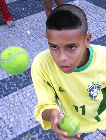 人老发型不老外星人罗纳尔多标志性福娃头迎来时尚第二春