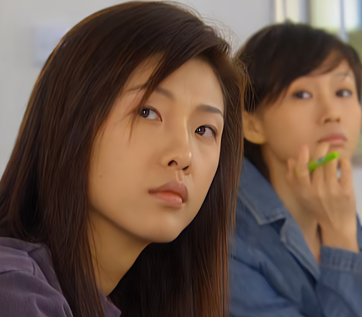 后来在《十八岁的天空》中饰演女一号英语老师裴佩,这部剧可是一代人