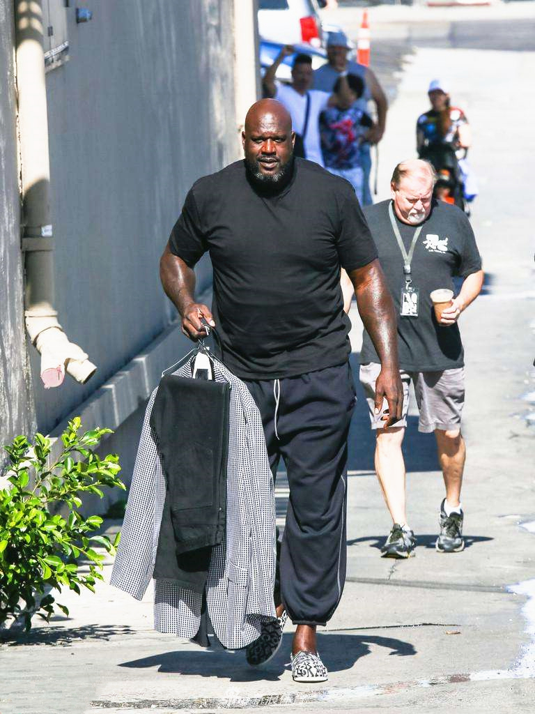 50岁奥尼尔携新女友现身街头体重已超400斤女友身材很娇小