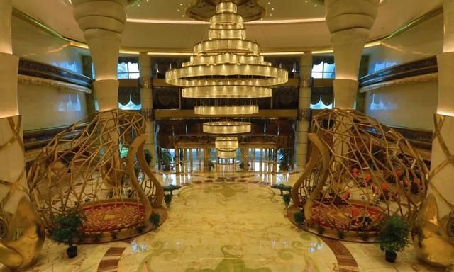 南京一奇葩酒店，修建在悬崖边上，吸引无数游客到来休闲区蓝鸢梦想 - Www.slyday.coM