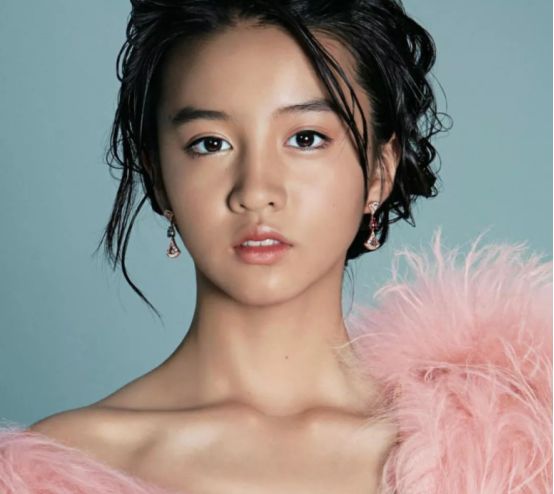 19岁木村光希穿着性感拍杂志上身仅裹块布衣服太短自信秀腹肌