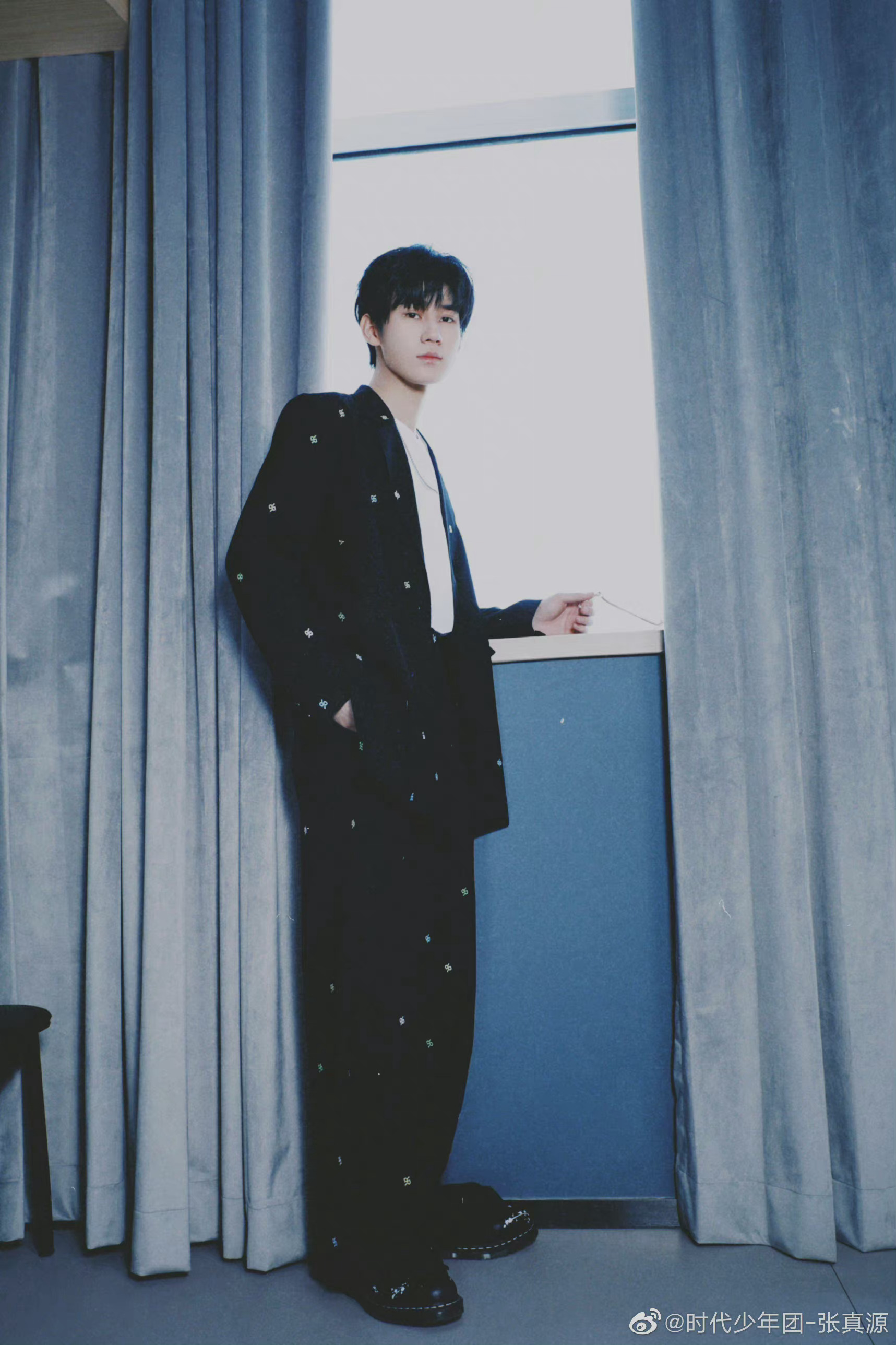 张真源新鲜黑色西装写真帅哥要剪头发啦春天就是要清清爽爽