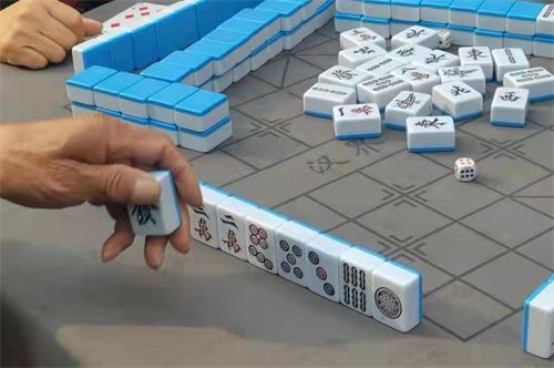 男子在“伊对”APP上结识美女，线下见面被骗入“麻将局”惨输休闲区蓝鸢梦想 - Www.slyday.coM