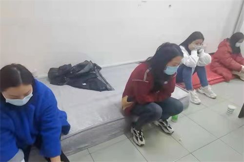 男子在“伊对”APP上结识美女，线下见面被骗入“麻将局”惨输休闲区蓝鸢梦想 - Www.slyday.coM
