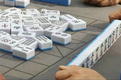 男子在“伊对”APP上结识美女，线下见面被骗入“麻将局”惨输休闲区蓝鸢梦想 - Www.slyday.coM