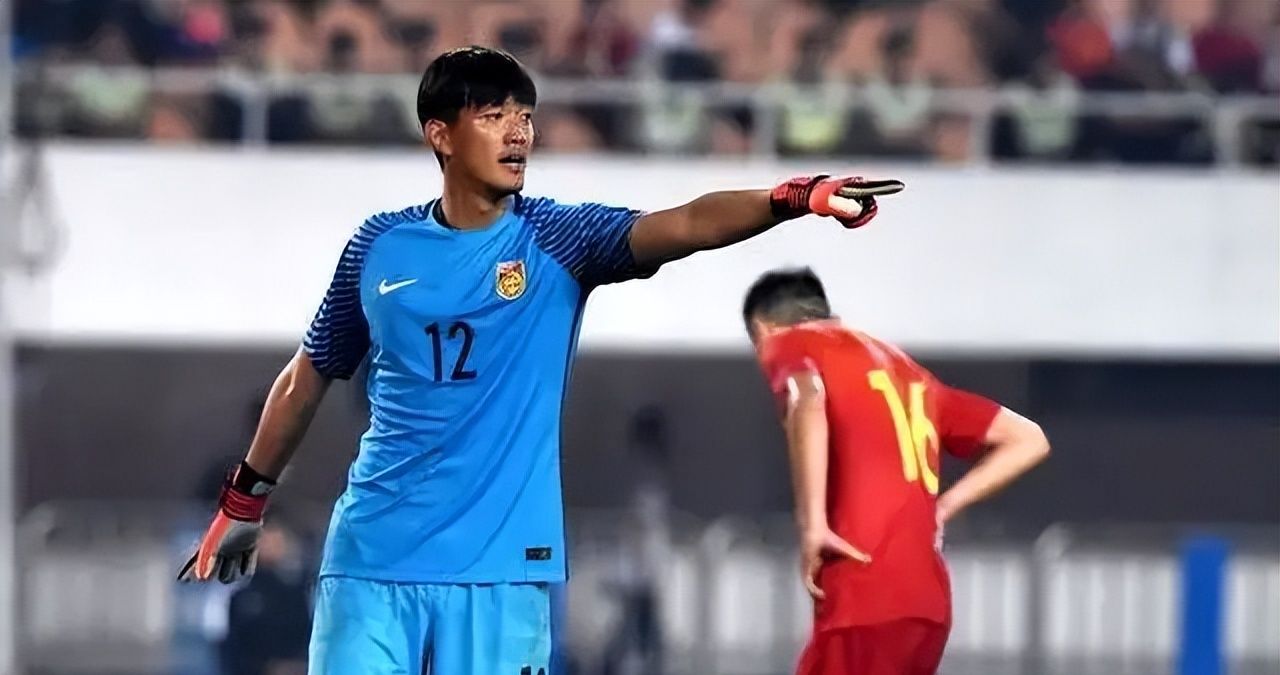 颜骏凌在帮助上港夺得联赛冠军后,随着曾诚和王大雷的受伤,顺理成章地