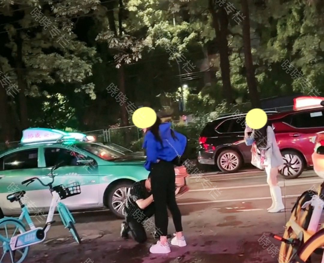 一对情侣在街头吵架,男子卑微地跪在女子面前:求求你原谅我好吗休闲区蓝鸢梦想 - Www.slyday.coM 一对情侣在街头吵架,男子卑微地跪在女子面前:求求你原谅我好吗休闲区蓝鸢梦想 - Www.slyday.coM