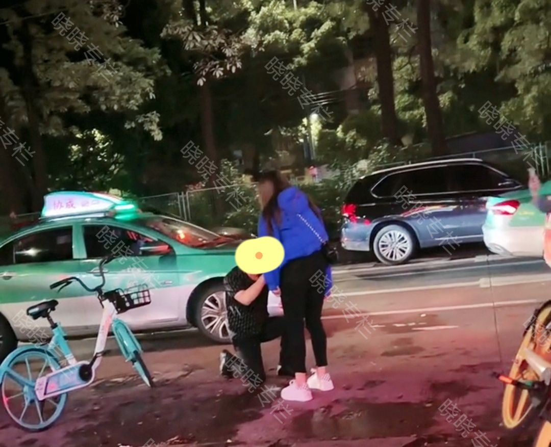 一对情侣在街头吵架,男子卑微地跪在女子面前:求求你原谅我好吗休闲区蓝鸢梦想 - Www.slyday.coM 一对情侣在街头吵架,男子卑微地跪在女子面前:求求你原谅我好吗休闲区蓝鸢梦想 - Www.slyday.coM